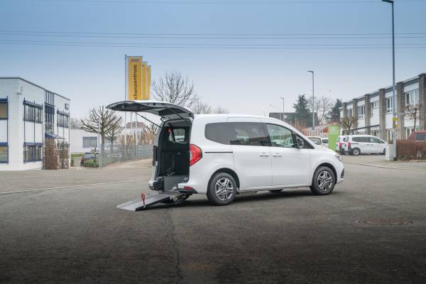 Mercedes Benz T-Klasse / Citan (Standard) Rolli-In® Heckansicht mit ausgeklappter Rampe