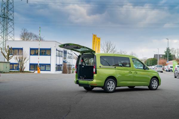 VW Caddy Maxi V Rolli-In® Seitenansicht Rampe eingeklappt