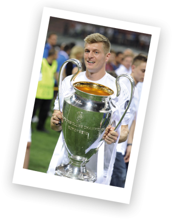 Wir versteigern neben Fahrzeugen und Umbaupaketen auch ein signiertes Original-Trikot unseres Fußball-Weltmeisters Toni Kroos zugunsten seiner Toni Kroos Stiftung. Wir versteigern neben Fahrzeugen und Umbaupaketen auch ein signiertes Original-Trikot unseres Fußball-Weltmeisters Toni Kroos zugunsten seiner Toni Kroos Stiftung.