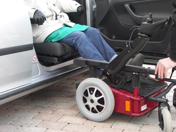 Der Sitz wird mit dem Nutzer auf die Drehkonsole geschoben