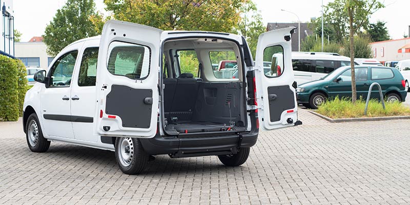 Mercedes Benz Citan Rolli-In® L3 Heckansicht mit eingeklappter Taxirampe Mercedes Benz Citan Rolli-In® L3 Heckansicht mit eingeklappter Taxirampe